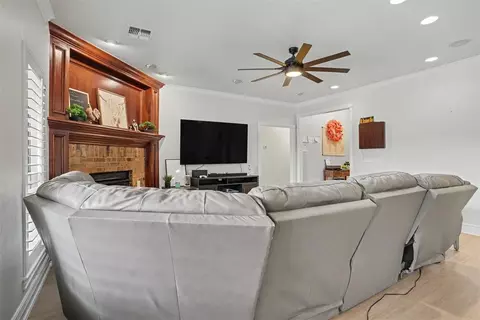 Living - 809 Candace Ln, Altus, OK 73521 photo 2 of 3