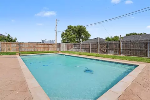 Exterior - 809 Candace Ln, Altus, OK 73521 photo 4 of 7