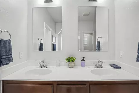 Bath - 809 Candace Ln, Altus, OK 73521 photo 3 of 8