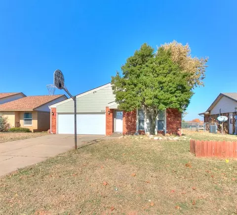 605 SE 34th St, Moore, OK 73160