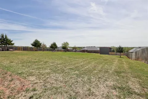 Exterior - 5772 Hillside Dr, Guthrie, OK 73044 photo 5 of 7