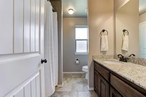 Bath - 5772 Hillside Dr, Guthrie, OK 73044 photo 4 of 5