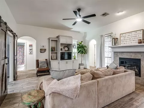 Living - 10401 Joseph Way, Yukon, OK 73099 photo 1 of 3
