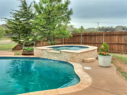 Exterior - 10401 Joseph Way, Yukon, OK 73099 photo 4 of 5