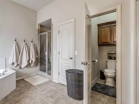Bath - 10401 Joseph Way, Yukon, OK 73099 photo 2 of 4