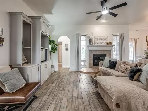 Living - 10401 Joseph Way, Yukon, OK 73099 photo 2 of 3
