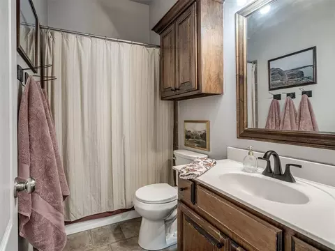 Bath - 10401 Joseph Way, Yukon, OK 73099 photo 3 of 4