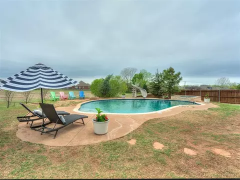 Exterior - 10401 Joseph Way, Yukon, OK 73099 photo 3 of 5