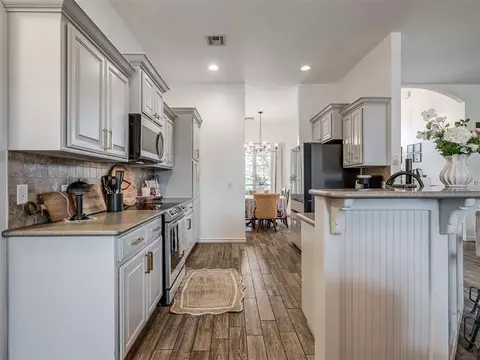 Kitchen - 10401 Joseph Way, Yukon, OK 73099 photo 2 of 2