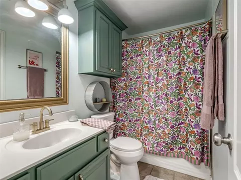 Bath - 10401 Joseph Way, Yukon, OK 73099 photo 4 of 4
