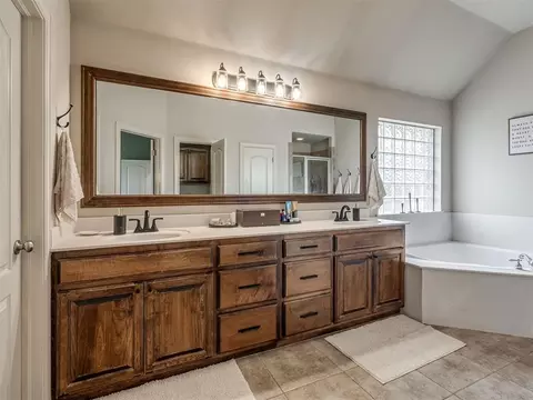 Bath - 10401 Joseph Way, Yukon, OK 73099 photo 1 of 4