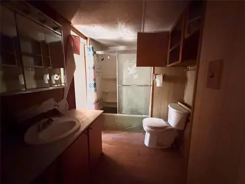 Bath - 20586 E 1476 Rd, Lone Wolf, OK 73655 photo 1 of 2