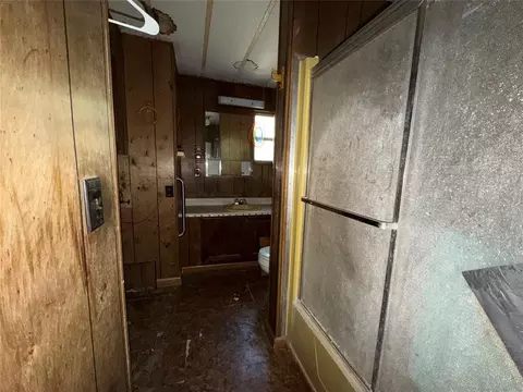 Bath - 20586 E 1476 Rd, Lone Wolf, OK 73655 photo 2 of 2