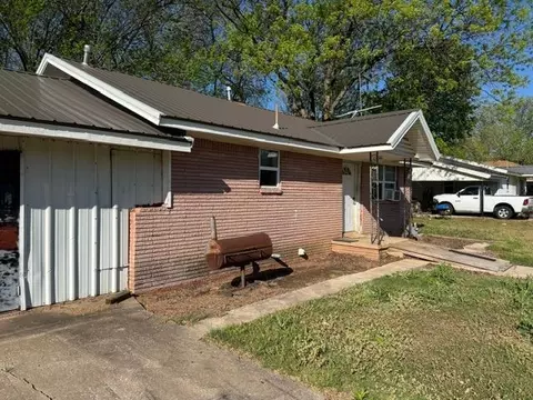 Exterior - 200 W Barger St, Wayne, OK 73095 photo 2 of 5