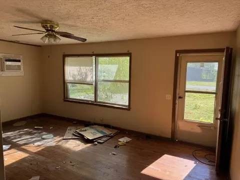 Living - 407 S Fox St, Wayne, OK 73095 photo 4 of 4
