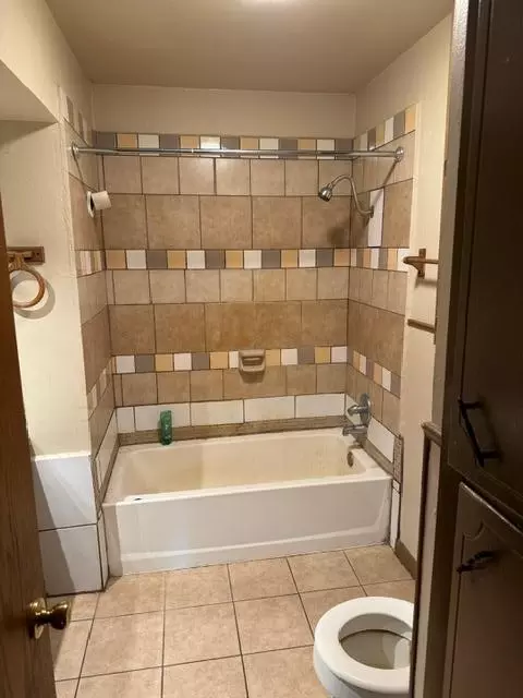 Bath - 407 S Fox St, Wayne, OK 73095 photo 1 of 2