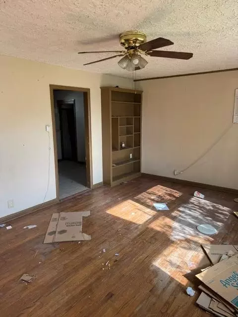 Living - 407 S Fox St, Wayne, OK 73095 photo 2 of 4