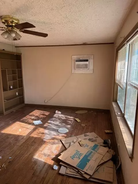 Living - 407 S Fox St, Wayne, OK 73095 photo 1 of 4