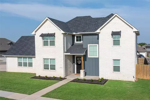 9909 Glover River Dr, Yukon, OK 73099