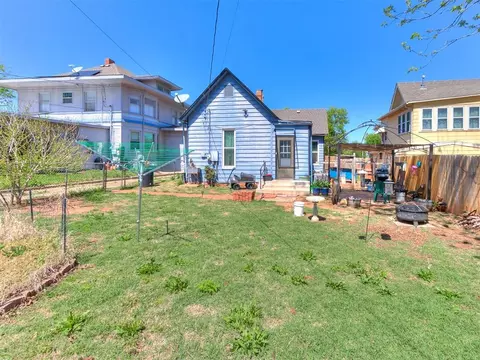 Exterior - 807 E Noble Ave, Guthrie, OK 73044 photo 5 of 8