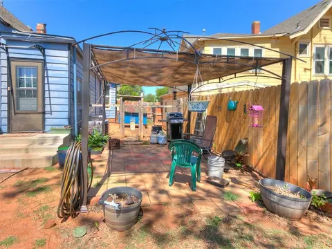 Exterior - 807 E Noble Ave, Guthrie, OK 73044 photo 7 of 8