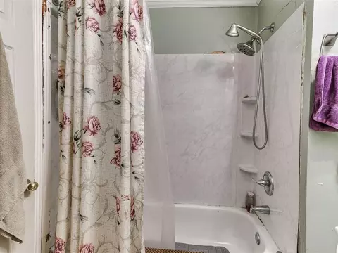 Bath - 807 E Noble Ave, Guthrie, OK 73044 photo 2 of 2