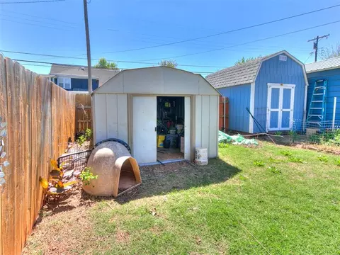 Exterior - 807 E Noble Ave, Guthrie, OK 73044 photo 3 of 8