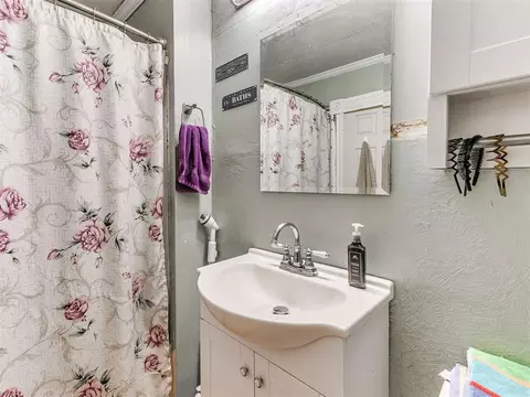 Bath - 807 E Noble Ave, Guthrie, OK 73044 photo 1 of 2
