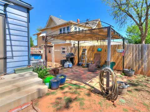 Exterior - 807 E Noble Ave, Guthrie, OK 73044 photo 6 of 8