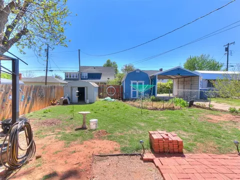 Exterior - 807 E Noble Ave, Guthrie, OK 73044 photo 2 of 8