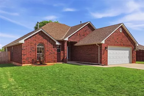 515 E Greenwood Ln, Mustang, OK 73064