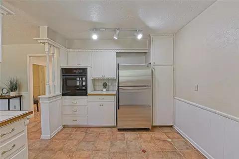 Kitchen - 815 Willow Ln, Norman, OK 73072 photo 2 of 4