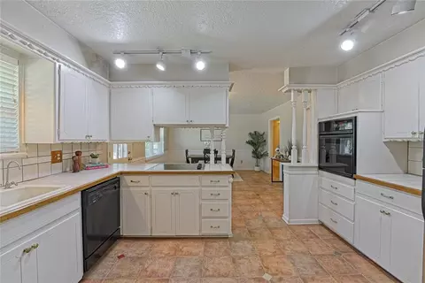 Kitchen - 815 Willow Ln, Norman, OK 73072 photo 4 of 4