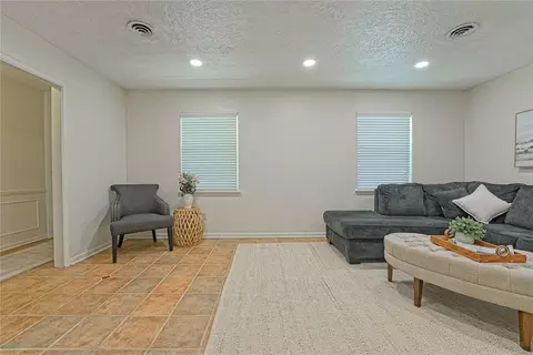Living - 815 Willow Ln, Norman, OK 73072 photo 2 of 2