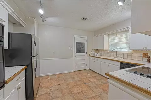 Kitchen - 815 Willow Ln, Norman, OK 73072 photo 1 of 4