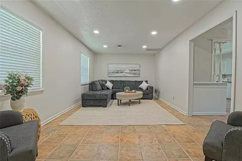 Living - 815 Willow Ln, Norman, OK 73072 photo 1 of 2