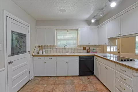 Kitchen - 815 Willow Ln, Norman, OK 73072 photo 3 of 4