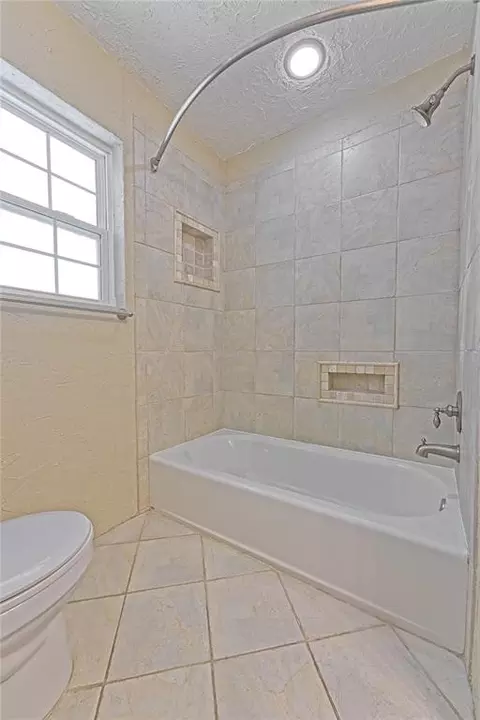 Bath - 815 Willow Ln, Norman, OK 73072 photo 4 of 4