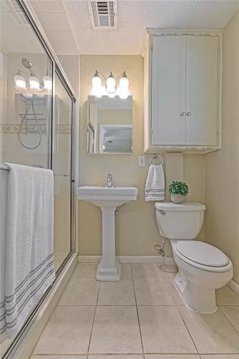 Bath - 815 Willow Ln, Norman, OK 73072 photo 1 of 4