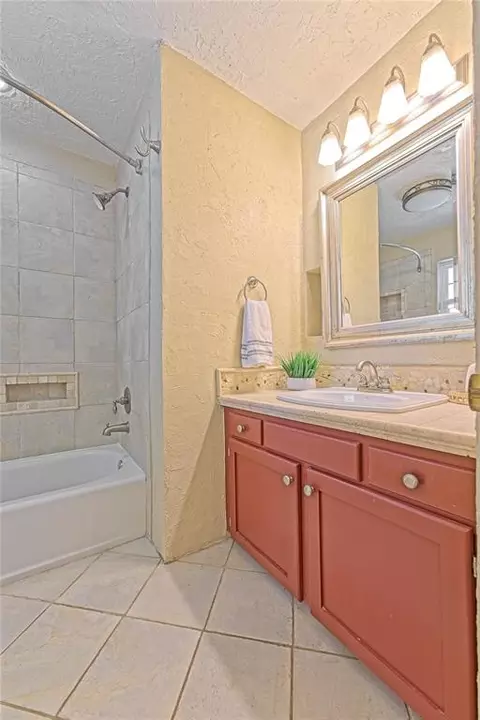 Bath - 815 Willow Ln, Norman, OK 73072 photo 3 of 4