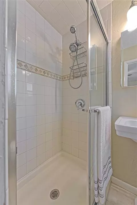 Bath - 815 Willow Ln, Norman, OK 73072 photo 2 of 4