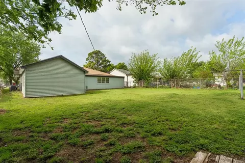 Exterior - 1110 E 6th St, Cushing, OK 74023 photo 7 of 9
