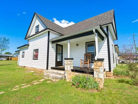 128 W Tahlequah Ave, Sulphur, OK 73086