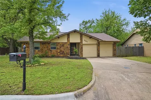 604 SW 25th St, Moore, OK 73160