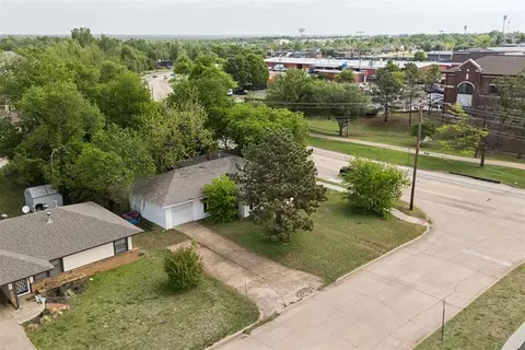 329 E Wayne Ave, Edmond, OK 73034 photo 3