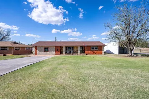 921 E North Boundary St, Sentinel, OK 73664