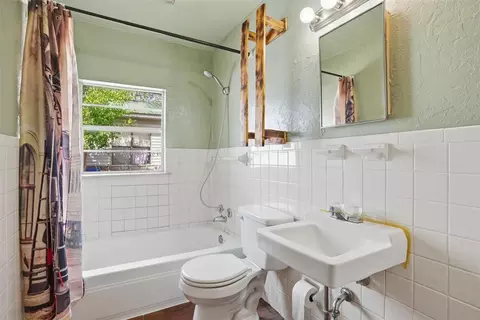 Bath - 313 E Davis Ave, Tipton, OK 73570 photo 1 of 1