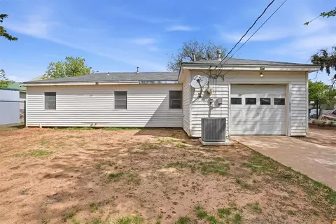 Exterior - 313 E Davis Ave, Tipton, OK 73570 photo 6 of 12