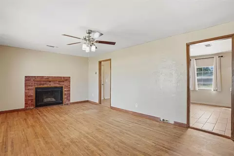 Living - 313 E Davis Ave, Tipton, OK 73570 photo 5 of 6