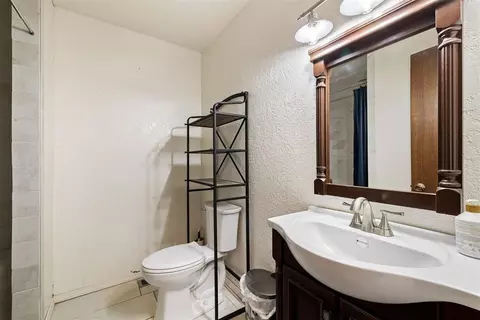 Bath - 16210 Blanton View Ave, Wayne, OK 73095 photo 1 of 2